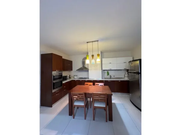 Tirane, jepet me qera apartament 2+1+Ballkon Kati 6, 114 m² 850 € (zonën e ATSh, Pazarit të Ri)