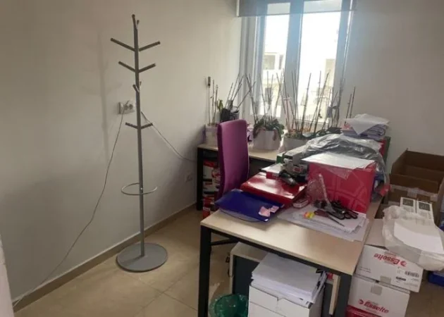 Tirane, jepet me qera zyre Kati 6, 105 m² 1.100 € (rruga myslym shyri)