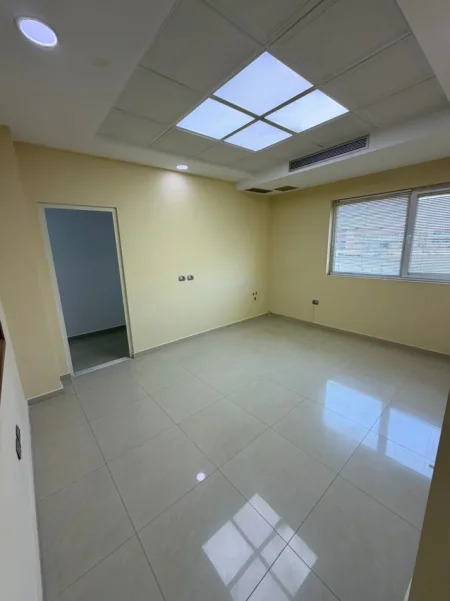 Durres, jepet me qera ambjent biznesi Kati 2, 150 m² (Shkozet)