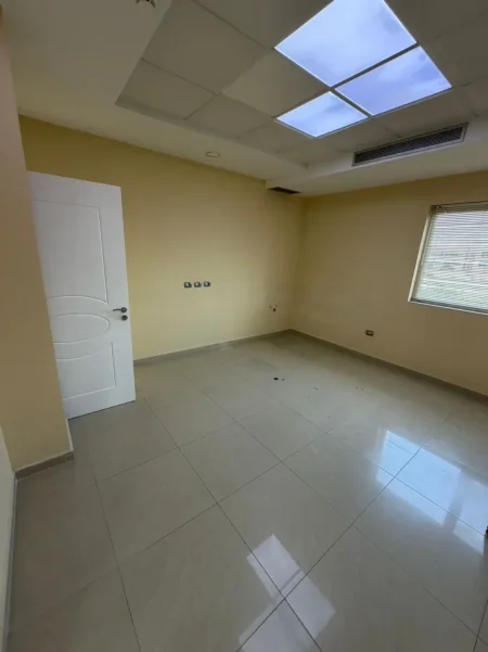 Durres, jepet me qera ambjent biznesi Kati 2, 150 m² (Shkozet)