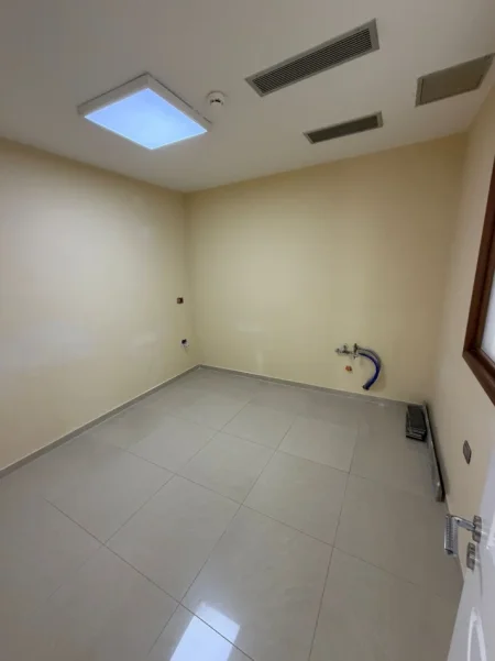 Durres, jepet me qera ambjent biznesi Kati 2, 150 m² (Shkozet)