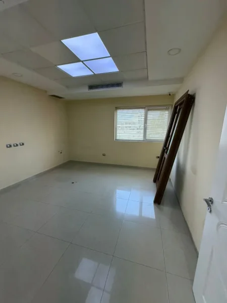 Durres, jepet me qera ambjent biznesi Kati 2, 150 m² (Shkozet)