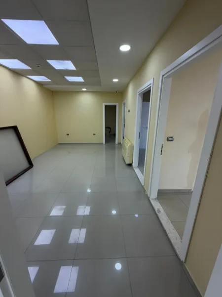 Durres, jepet me qera ambjent biznesi Kati 2, 150 m² (Shkozet)