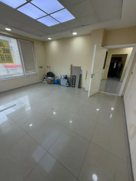 Durres, jepet me qera ambjent biznesi Kati 2, 150 m² (Shkozet)