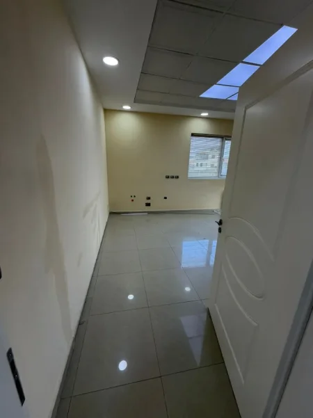 Durres, jepet me qera ambjent biznesi Kati 2, 150 m² (Shkozet)