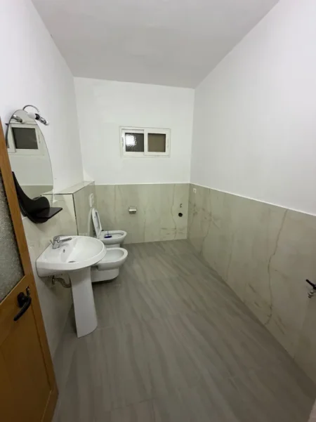 Durres, jepet me qera ambjent biznesi Kati 2, 150 m² (Shkozet)