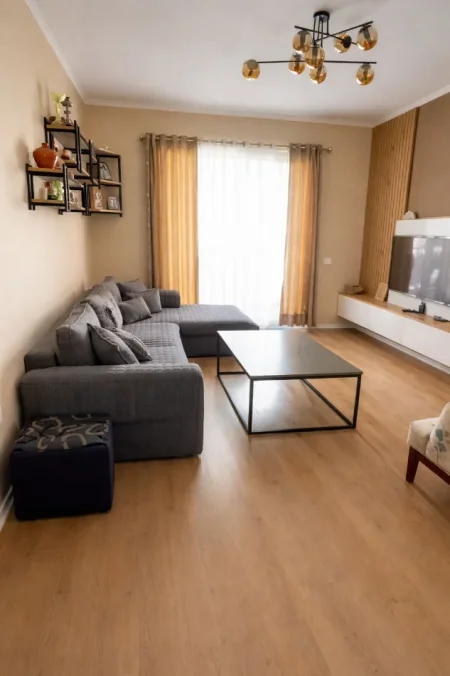 Tirane, jepet me qera apartament 3+1+Ballkon Kati 3, 110 m² 650 € (Grand Gallery)