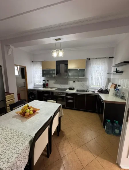 Tirane, jepet me qera apartament 2+1+PARKIM, Kati 2, 90 m² 500 € (RRUGA JORDAN MISJA)