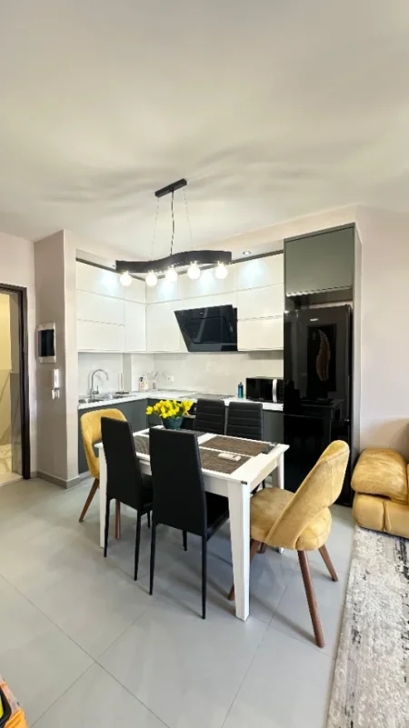 Tirane, jepet me qera apartament 1+1+Ballkon Kati 7, 70 m² (Stadiumi Dinamo)💶Cmimi: 85.000 Leke