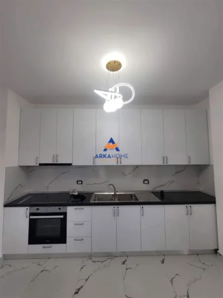 Tirane, jepet me qera ambjent biznesi Kati 2, 100 m² 800 € 