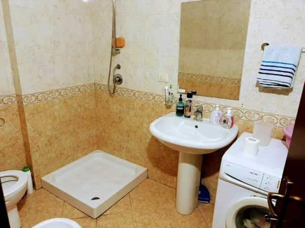 Tirane, jepet me qera apartament 2+1+Ballkon Kati 5, 70 m² 500 € (Blloku i Ambasadave) pranë Rrugës së Kavajës