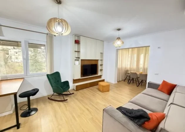 Tirane, jepet me qera apartament 2+1+Aneks+Ballkon Kati 2, 90 m² 650 € (liqeni i thate , kopshti botanik , kopshti zoologjik)