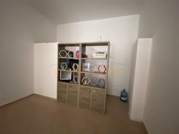 Tirane, jepet me qera zyre Kati 0, 600 m² 600 € (Bulevardi Gjergj Fishta)