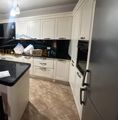 Tirane, shitet apartament 2+1 Kati 3, 140 m² 265.000 € (Liqeni i thate)