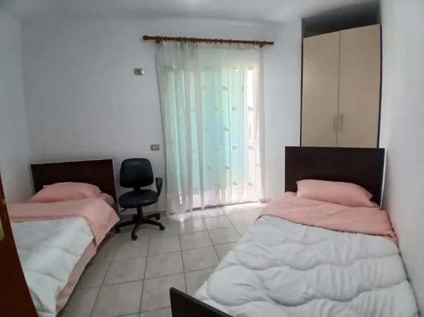 Tirane, jepet me qera apartament 2+1 Kati 3, 90 m² 550 € (ish stacioni i trenit)