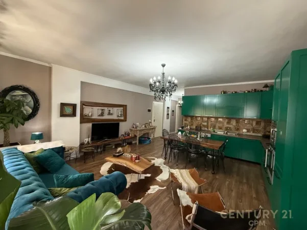 Tirane, jepet me qera apartament 2+1 Kati 7, 120 m² 1.100 € (Komuna e Parisit)