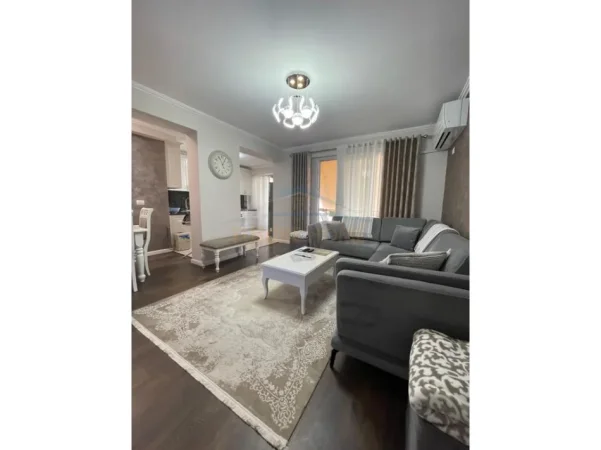 Tirane, jepet me qera apartament 2+1 Kati 4, 111 m² 800 € (Rruga e Barrikadave)