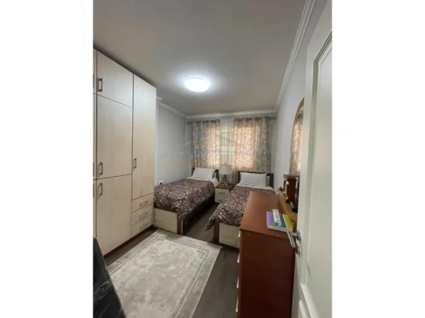 Tirane, jepet me qera apartament 2+1 Kati 4, 111 m² 800 € (Rruga e Barrikadave)