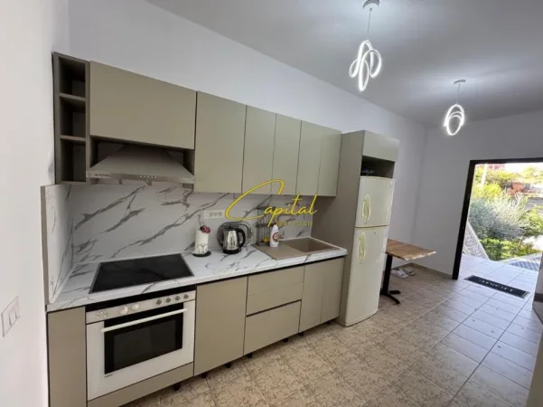 Tirane, jepet me qera apartament 1+1 Kati 1, 60 m² 400 € (SHKOZE)