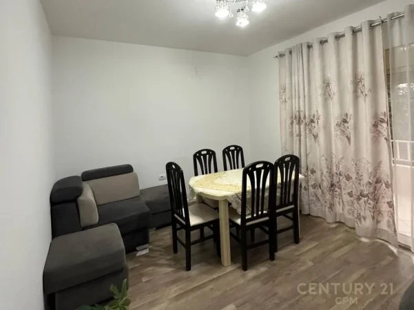 Tirane, jepet me qera apartament 3+1 Kati 2, 242 m² 570 € (Porcelan)