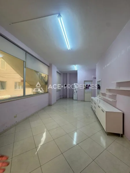 Durres, jepet me qera ambjent biznesi Kati 1, 40 m² 250 € (Vollga, Durres)