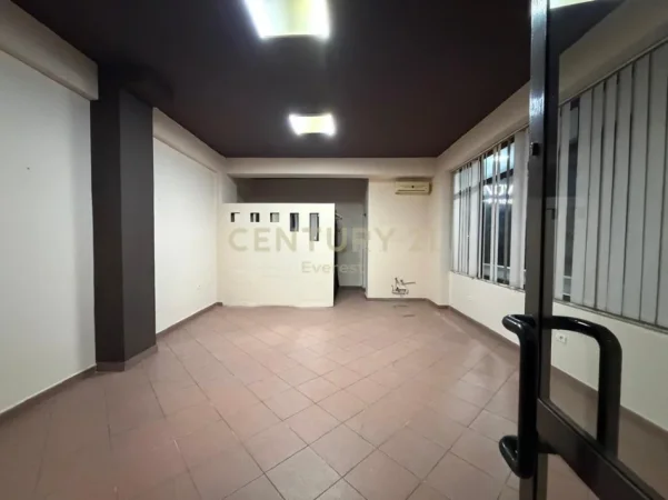 Tirane, jepet me qera zyre Kati 1, 50 m² 600 € (Rruga e Elbasanit)