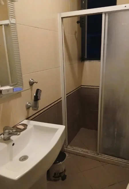 Tirane, jepet me qera apartament 2+1+Ballkon Kati 4, 80 m² 450 € 