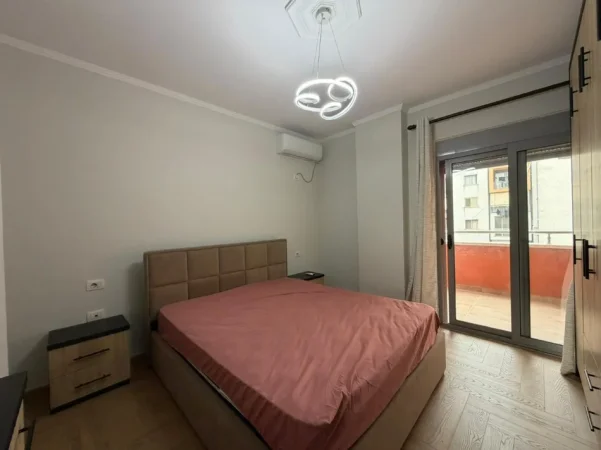 Tirane, jepet me qera apartament 2+1 Kati 4, 80 m² 550 €