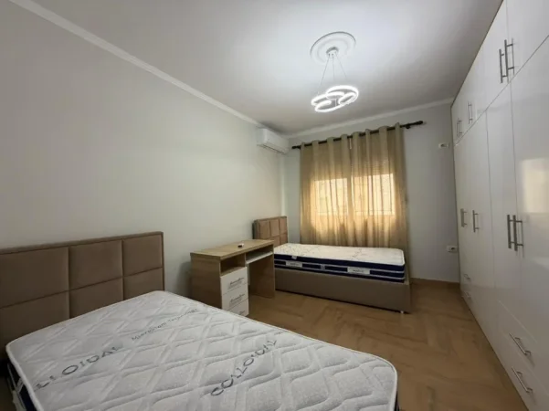 Tirane, jepet me qera apartament 2+1 Kati 4, 80 m² 550 €