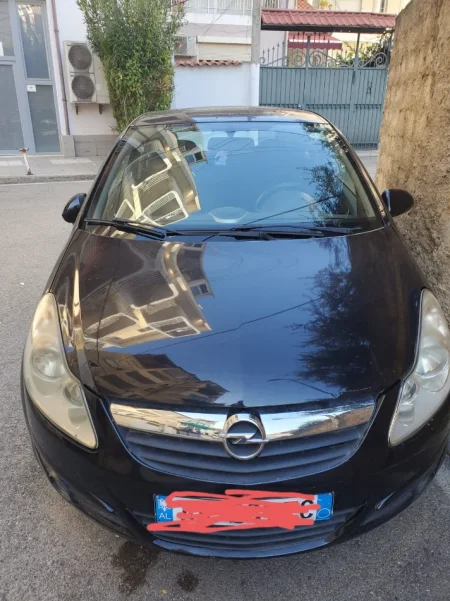 Tirane, shes makine opel corsa 1.2 benzine Benzin, e zeze manuale Kondicioner 184.000 km 1.600 €