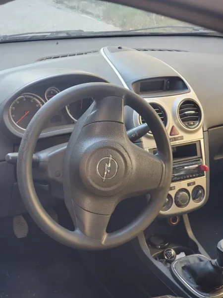 Tirane, shes makine opel corsa 1.2 benzine Benzin, e zeze manuale Kondicioner 184.000 km 1.600 €