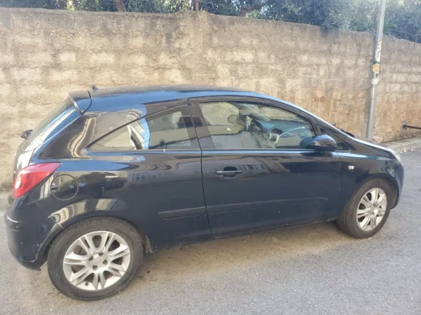 Tirane, shes makine opel corsa 1.2 benzine Benzin, e zeze manuale Kondicioner 184.000 km 1.600 €