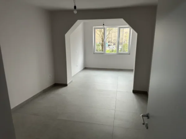 Tirane, jepet me qera zyre Kati 2, 103 m² 1.200 € (Brryl perballe Maternitetit te Ri)