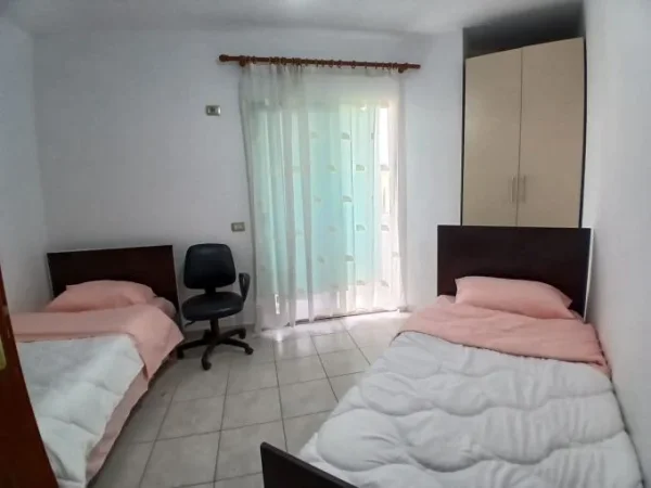 Tirane, jepet me qera apartament 2+1 Kati 3, 90 m² 550 € (ish stacioni i trenit)