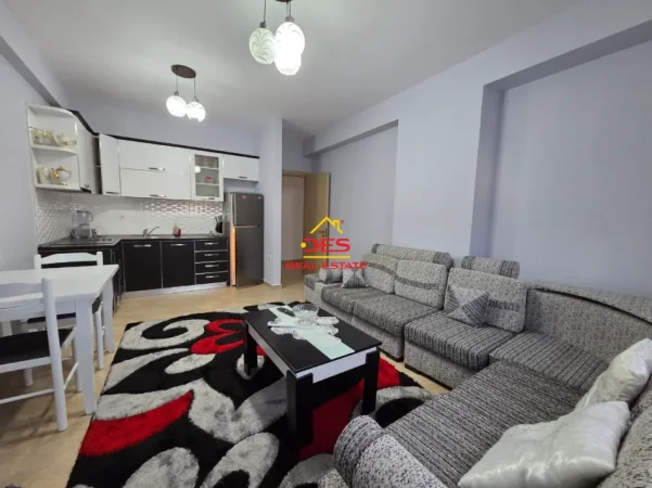 Vlore, jepet me qera apartament 2+1+Ballkon , 95 m² 350 € (Rruga Ali Demi)