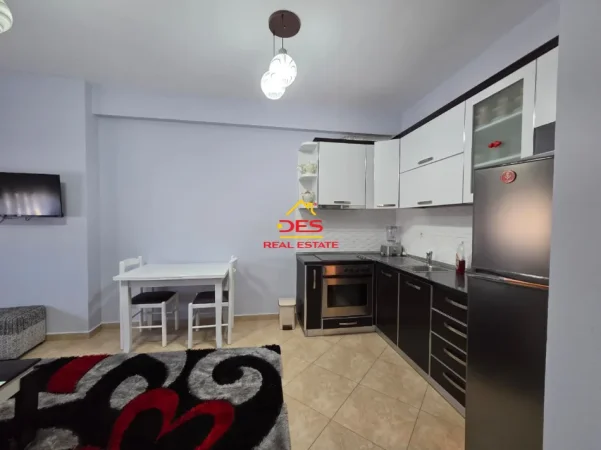 Vlore, jepet me qera apartament 2+1+Ballkon , 95 m² 350 € (Rruga Ali Demi)