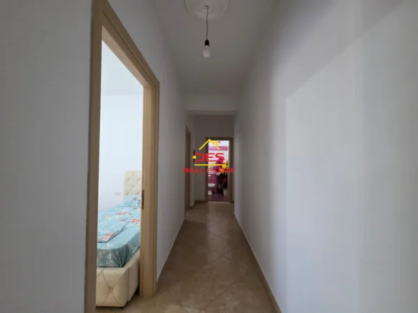 Vlore, jepet me qera apartament 2+1+Ballkon , 95 m² 350 € (Rruga Ali Demi)