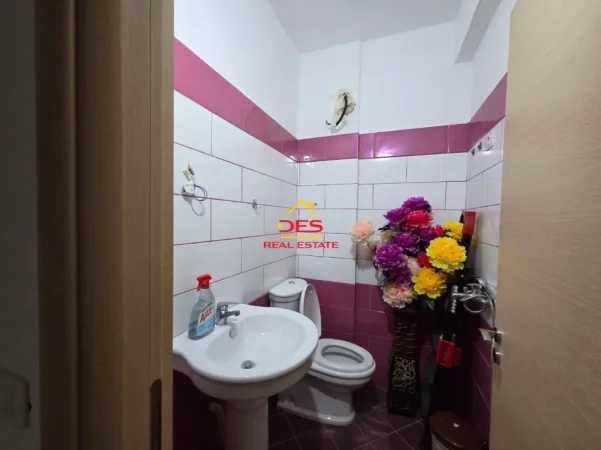 Vlore, jepet me qera apartament 2+1+Ballkon , 95 m² 350 € (Rruga Ali Demi)