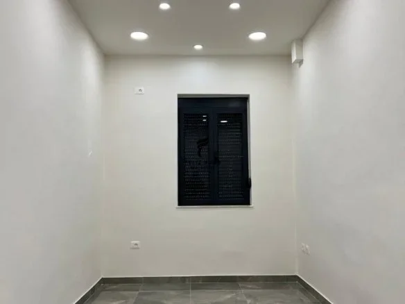 Shqiperi, jepet me qera dyqan Kati 0, 67 m² 2.500 € (STADIUMI DINAMO)