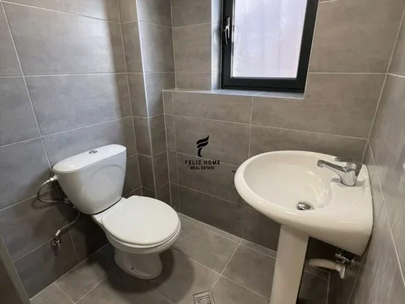 Shqiperi, jepet me qera dyqan Kati 0, 67 m² 2.500 € (STADIUMI DINAMO)