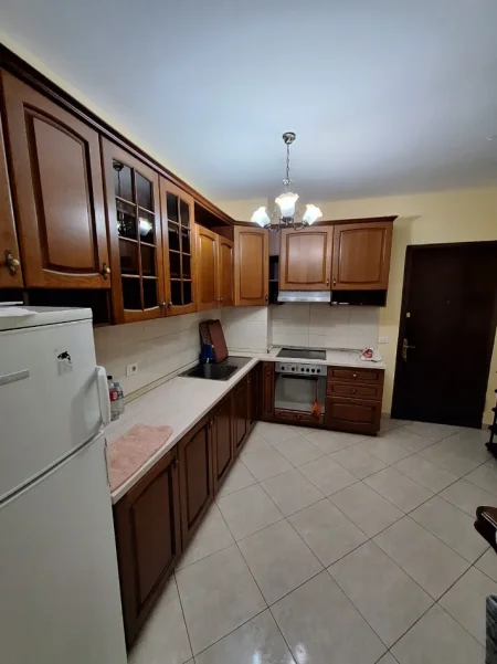 Tirane, jepet me qera apartament 2+1+Ballkon Kati 3, 83 m² 400 € (Rruga Mikel Maruli)