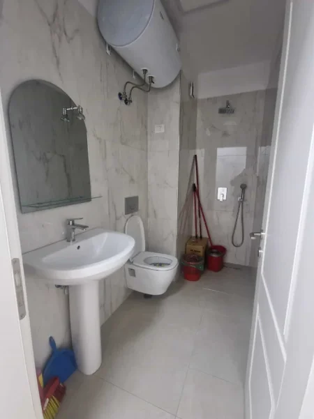 Tirane, jepet me qera zyre Kati 6, 105 m² 1.100 € (myslym shyri)