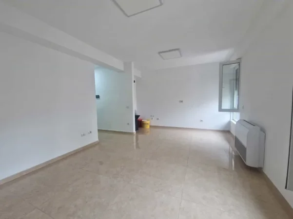 Tirane, jepet me qera zyre Kati 6, 105 m² 1.100 € (myslym shyri)