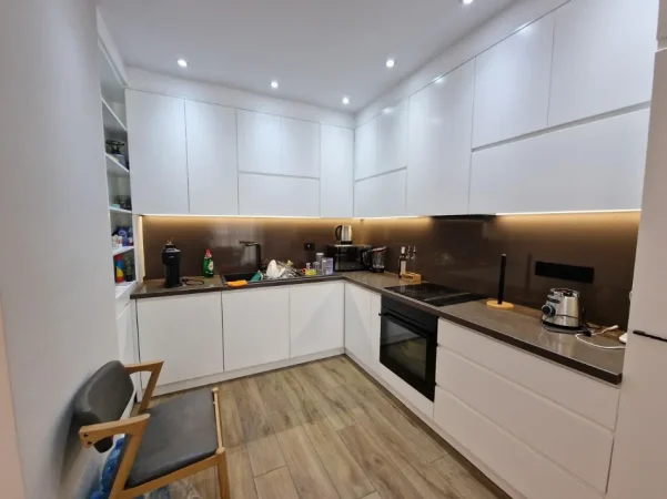 Tirane, jepet me qera apartament 3+1 Kati 5, 1.200 €