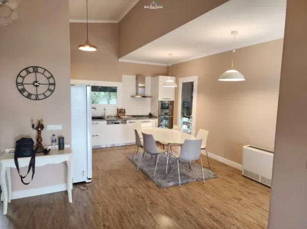 Shqiperi, jepet me qera Vile 3+1 , 250 m² 2.000 € (lunder)