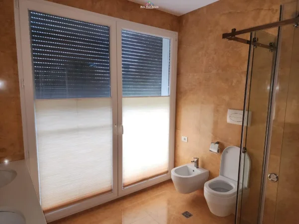 Shqiperi, jepet me qera Vile 3+1 , 250 m² 2.000 € (lunder)