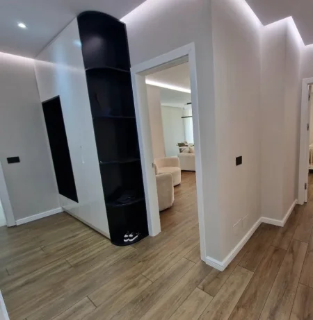 Tirane, jepet me qera apartament 3+1 Kati 5, 1.200 €