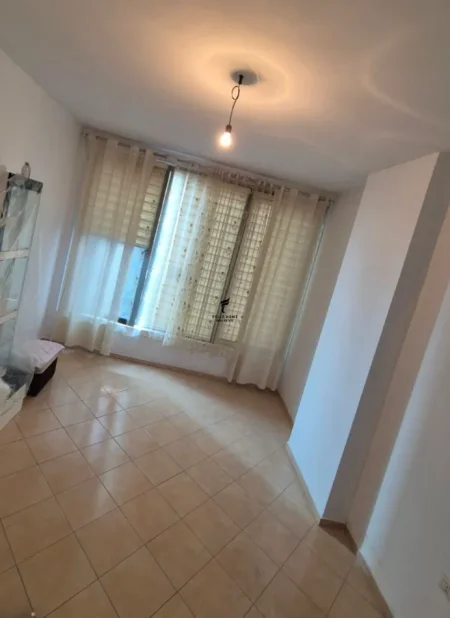 Tirane, jepet me qera zyre Kati 2, 60 m² 450 € (RRUGA E KAVAJES)