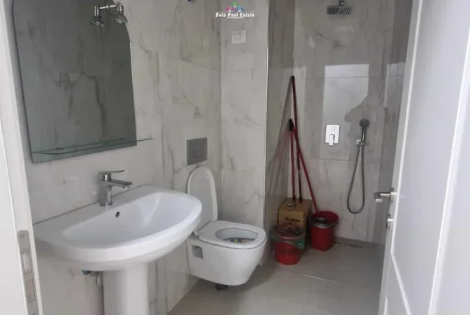 Tirane, jepet me qera zyre Kati 6, 105 m² 1.100 € (myslym shyr)