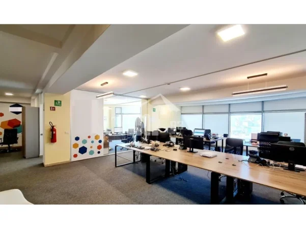 Tirane, jepet me qera ambjent biznesi Kati 4, 290 m² 2.900 € (NË RRUGËN E “DIBRËS” PRANË SELVISË)